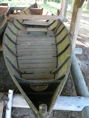 En sådan här forsbåt användes för att forsla pilgrimer på älven och är viktig i Örnflöjten.