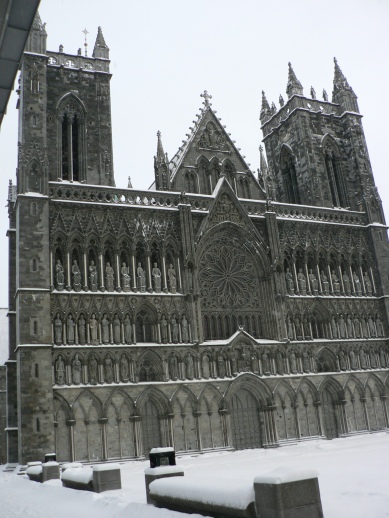 Den magnifika västfasaden på Nidarosdomen, Trondheims väldiga katedral, den största ni Norden.