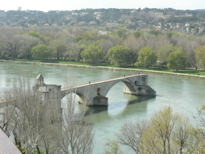 Den berömda bron, raserad av floden Rhône gång på gång. Tillslut gav man upp. Men när Mikael och Anselm är i Avignon är den hel.