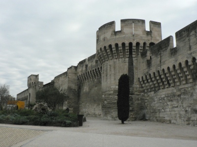 Någon stadsmur hade inte Avignon på 1350-talet, vilket får Mikael och Anselm att häpna. Den byggde senare,