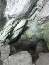 Grottan med stenaltaret där Mikael tjänstgjorde.