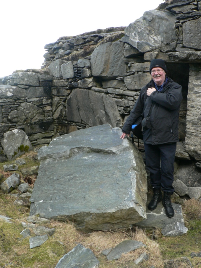 Stenen som störtade utför berget. Min guide Bjørn Jensen berättade om miraklet.