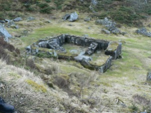 Ruinerna efter vad som förmodligen var sjukstugan nedanför grottan och terrasserna där Robin skötte om Ylva. .